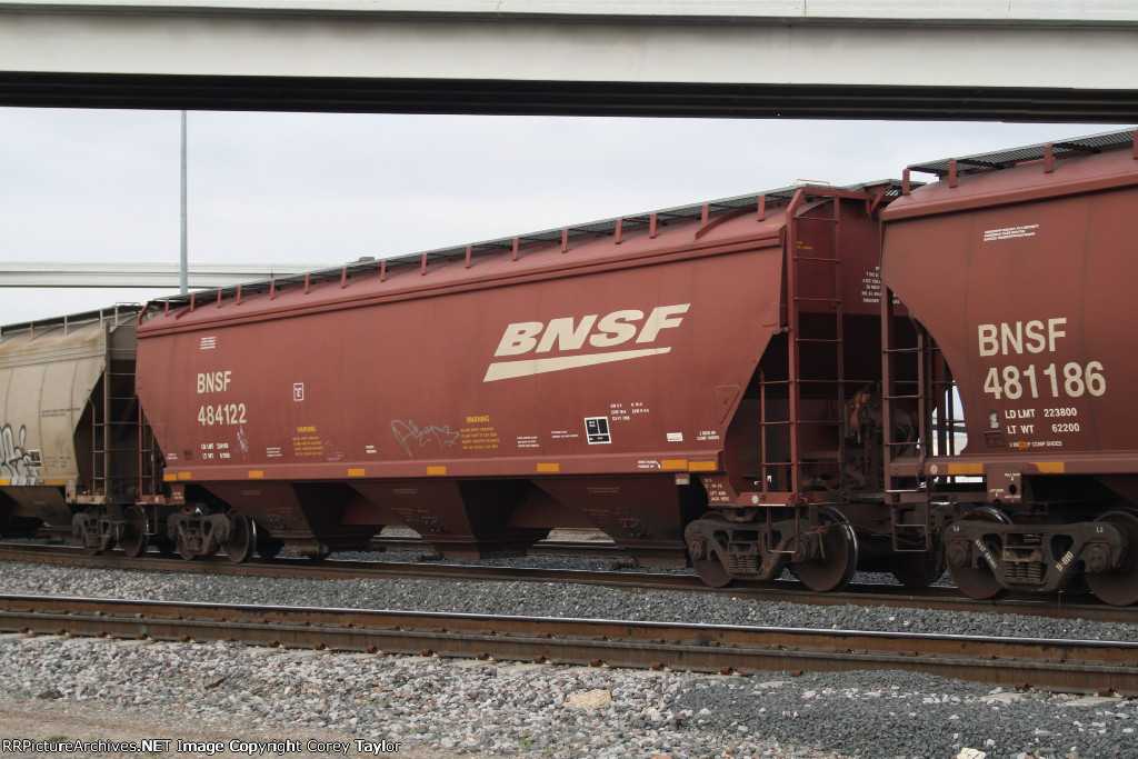 BNSF 484122